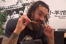亚当斯在中餐馆吃羊肉串羊排：在中国哪里可以吃到最正宗的羊肉？