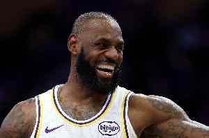 这TM41岁？詹姆斯跳球时活力满满体能充沛 点到皮球&被莫兰特收走