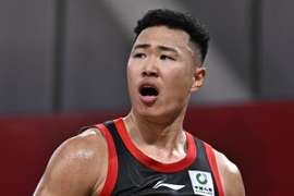 继续有全明星水准的发挥！贺希宁三分9中5砍17分7板8助 正负值+19