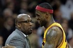 迈克·布朗：詹姆斯为NBA做出了巨大贡献 他有权决定自己想打多久