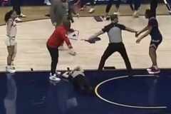 NCAA女篮赛场爆发大规模冲突：女裁判被一拳KO倒地 最终8人被驱逐