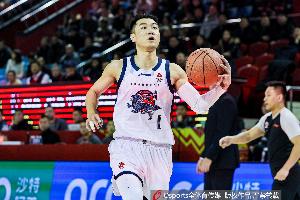 媒体人：带伤复出只休息4分钟 客场带队挽救系列赛 高诗岩真硬